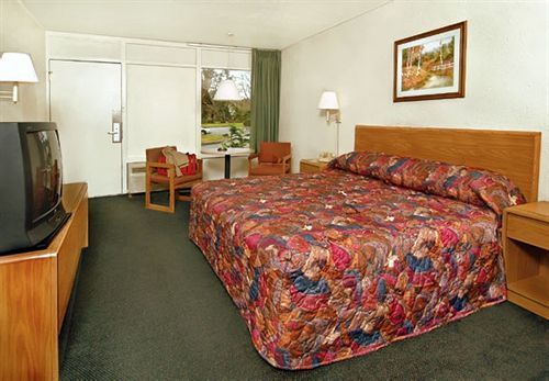 Cayce Masters Inn I-26 المظهر الخارجي الصورة